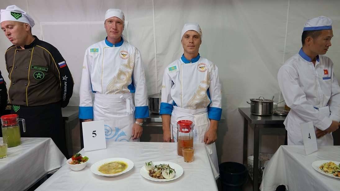 Казахстанцы приготовили куырдак, кеспе, греческий салат и морс