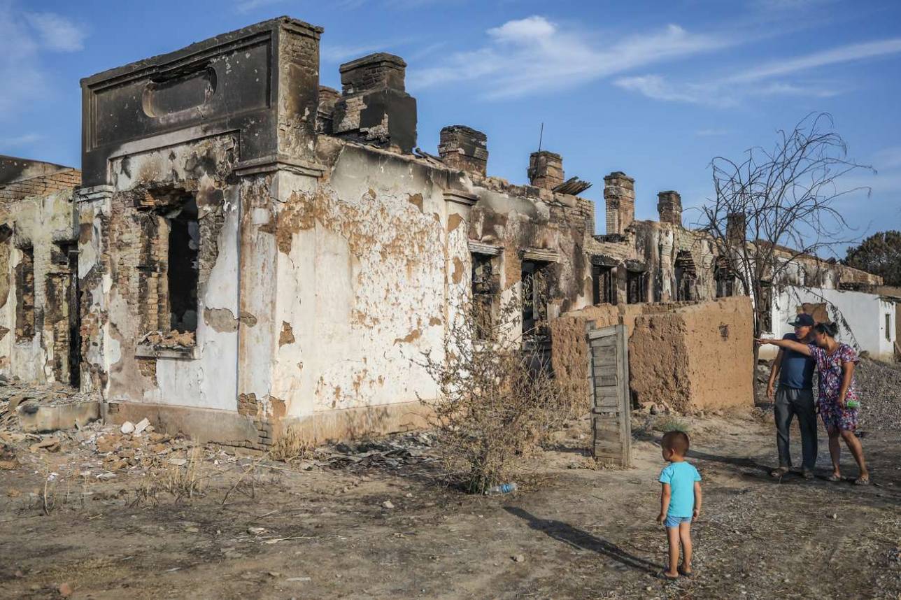 Сгоревший барачный дом возле воинской части