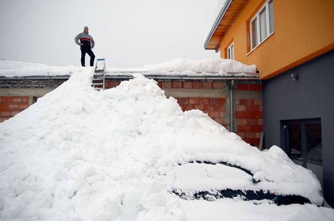 Жители Европы борются с последствиями сильного снегопада