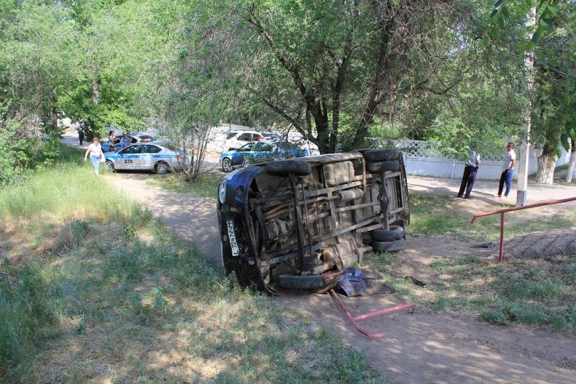 Городская маршрутка перевернулась с пассажирами в Уральске