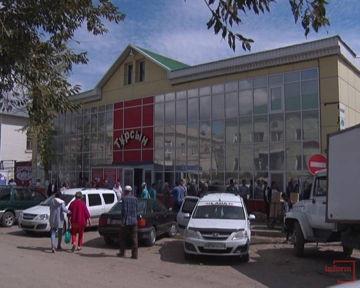 Во избежание ЧП полиции пришлось вывести из рынка всех посетителей.