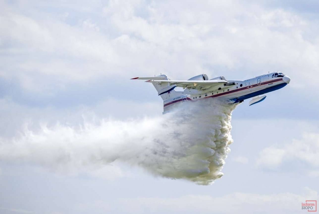 Be-200 сбрасывает воду