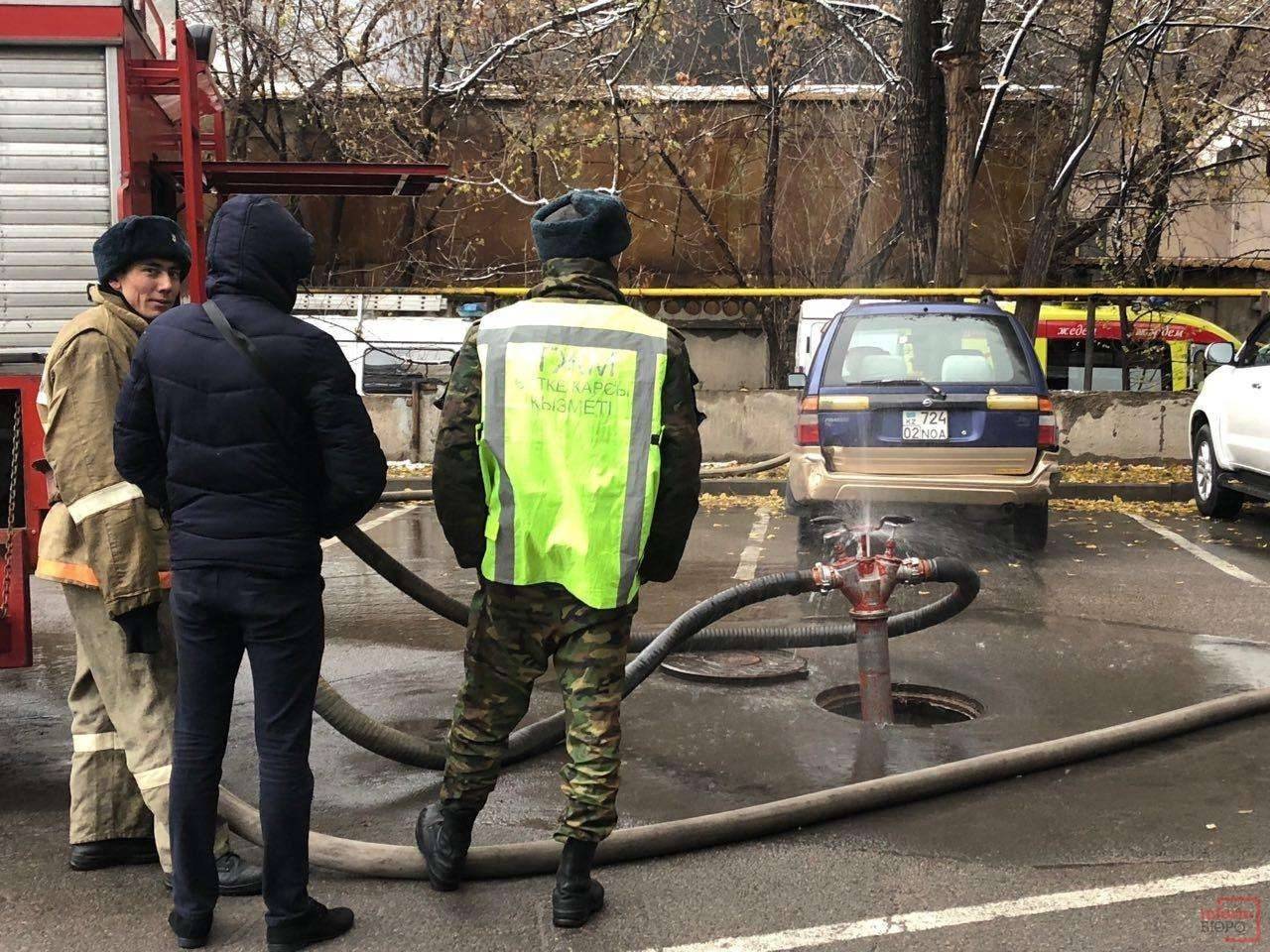 На месте работают пожарные расчёты