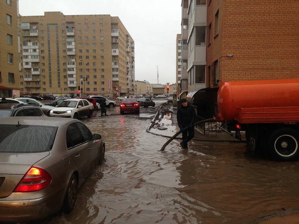 Многоэтажки стоят в воде