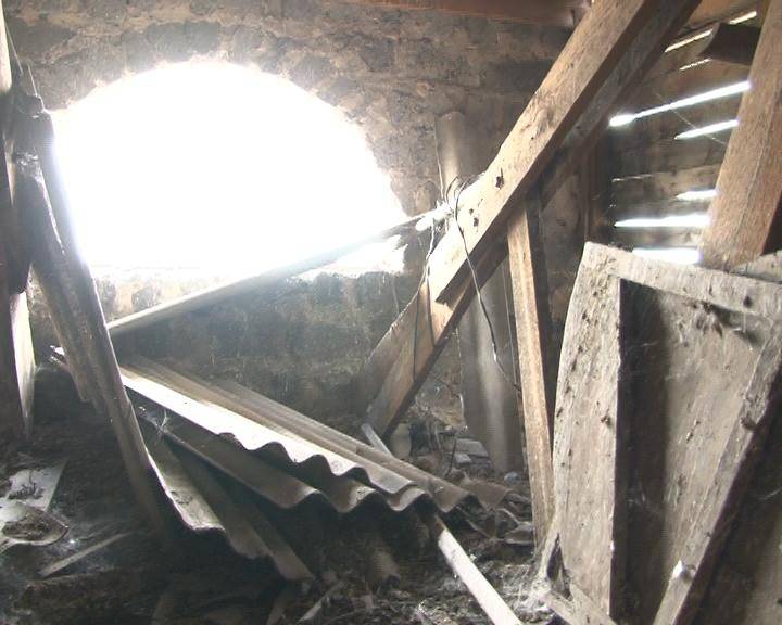 Отремонтировать крышу жильцы не успели