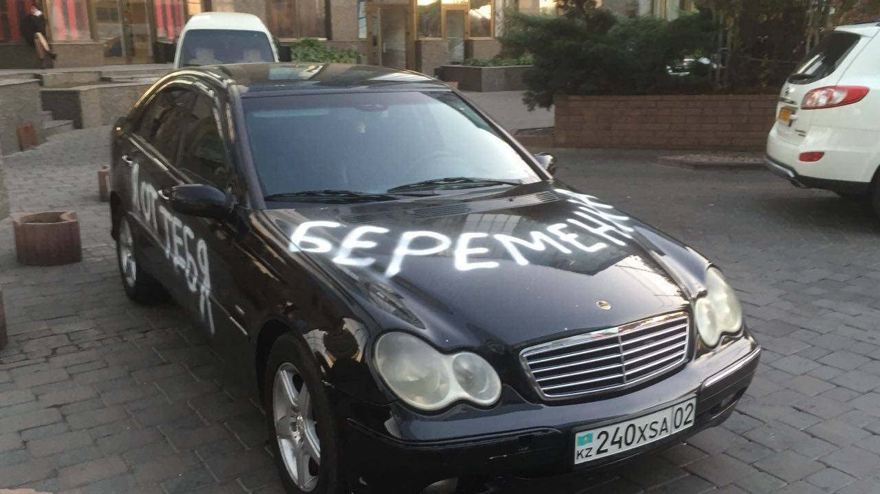 Девушка расписала белой краской весь периметр машины