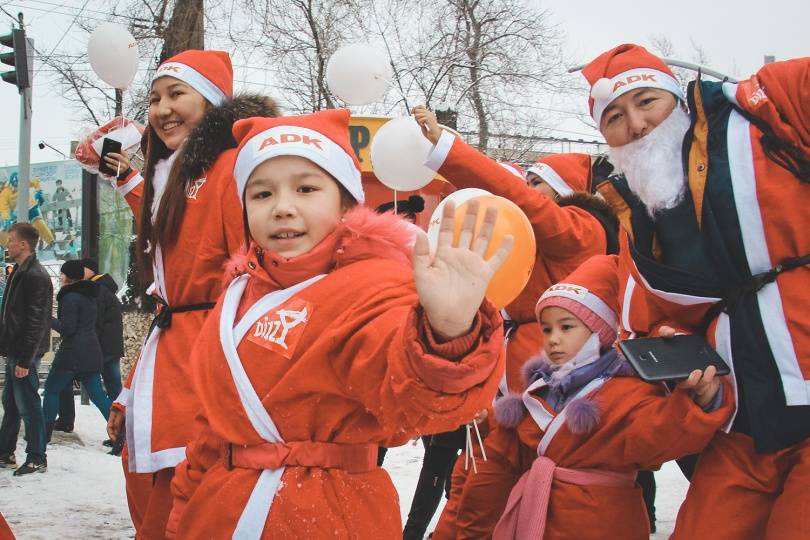 Крики "С новым годом!" были слышны на несколько кварталов