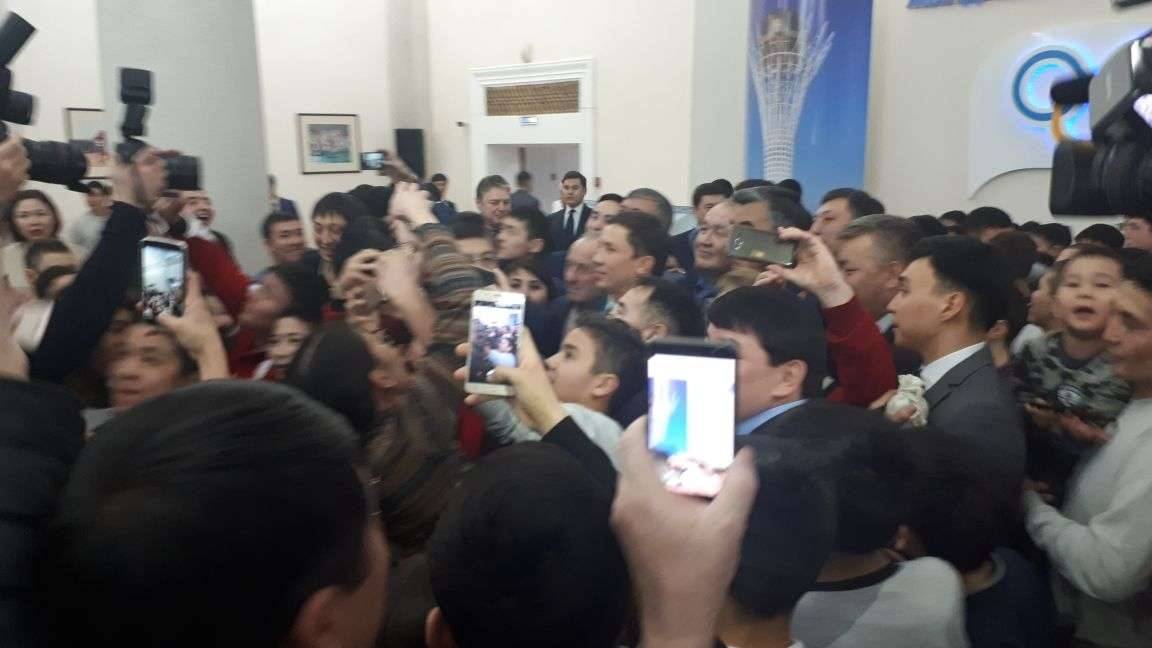 Головкина окружила толпа фанатов