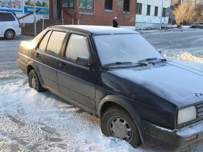 Автомобиль оказался в ледяном плену после потопа