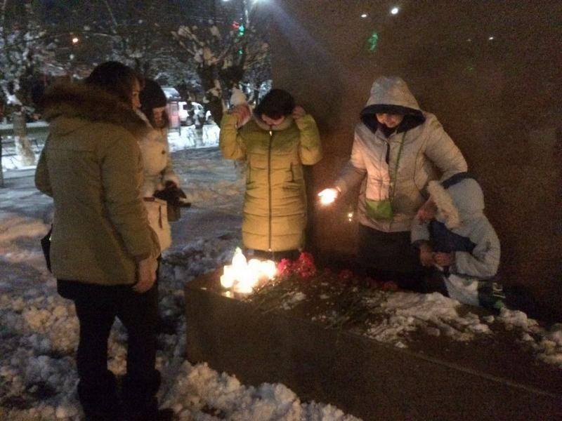 Неравнодушные к трагедии жители Тараза почтили память погибших военных