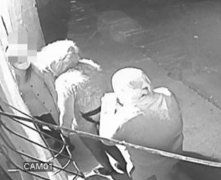В разбойном нападении подозревают девушек