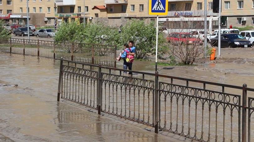 Школьницу оказавшуюся в водном "плену" спасают "поисковики" номерных знаков