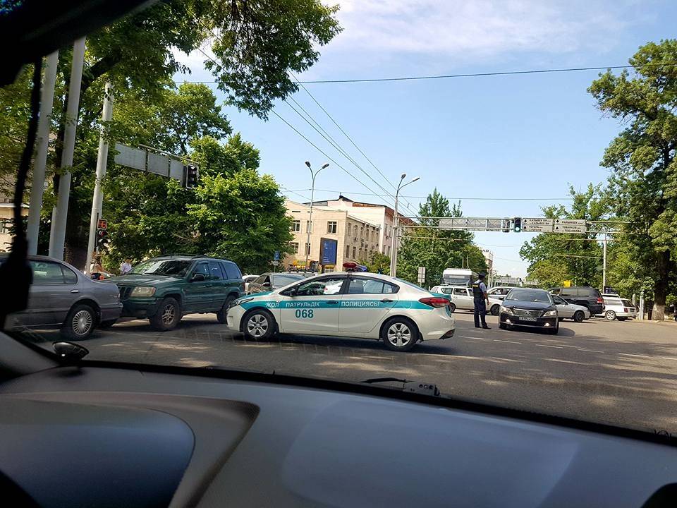 Полиция ищет бомбу в трёх филиалах банка