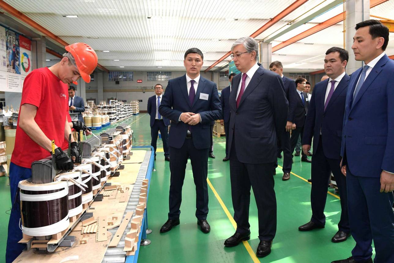 Президент побывал на трансформаторном заводе