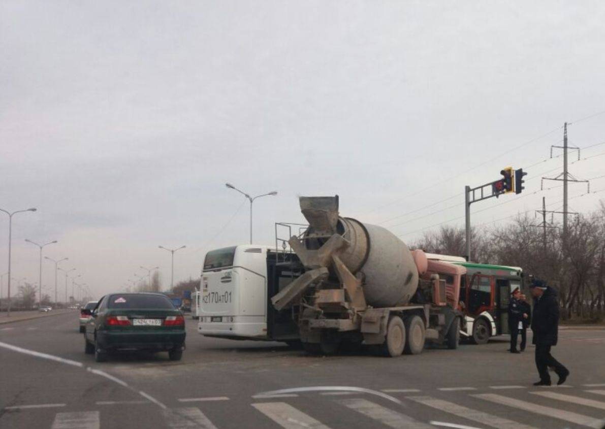 Столкновение автобуса с бетономешалкой