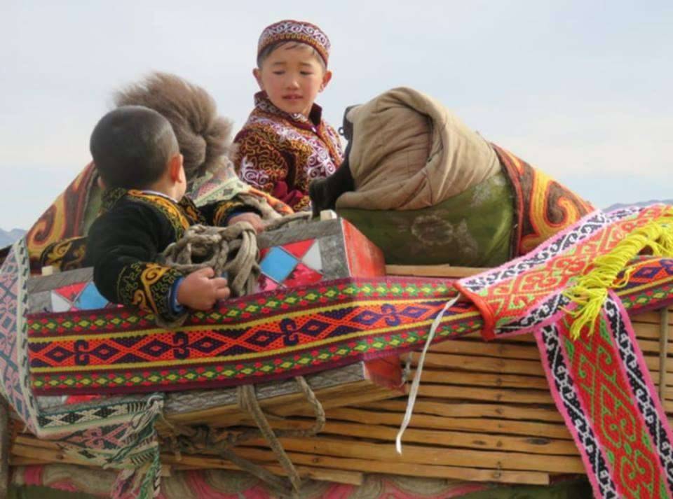 Көшкенде баланы кебежеге салып, түйеге артып алады 