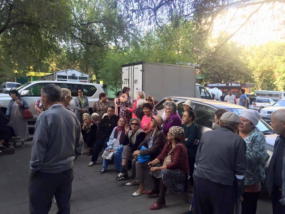 Очередь за бесплатным хлебом