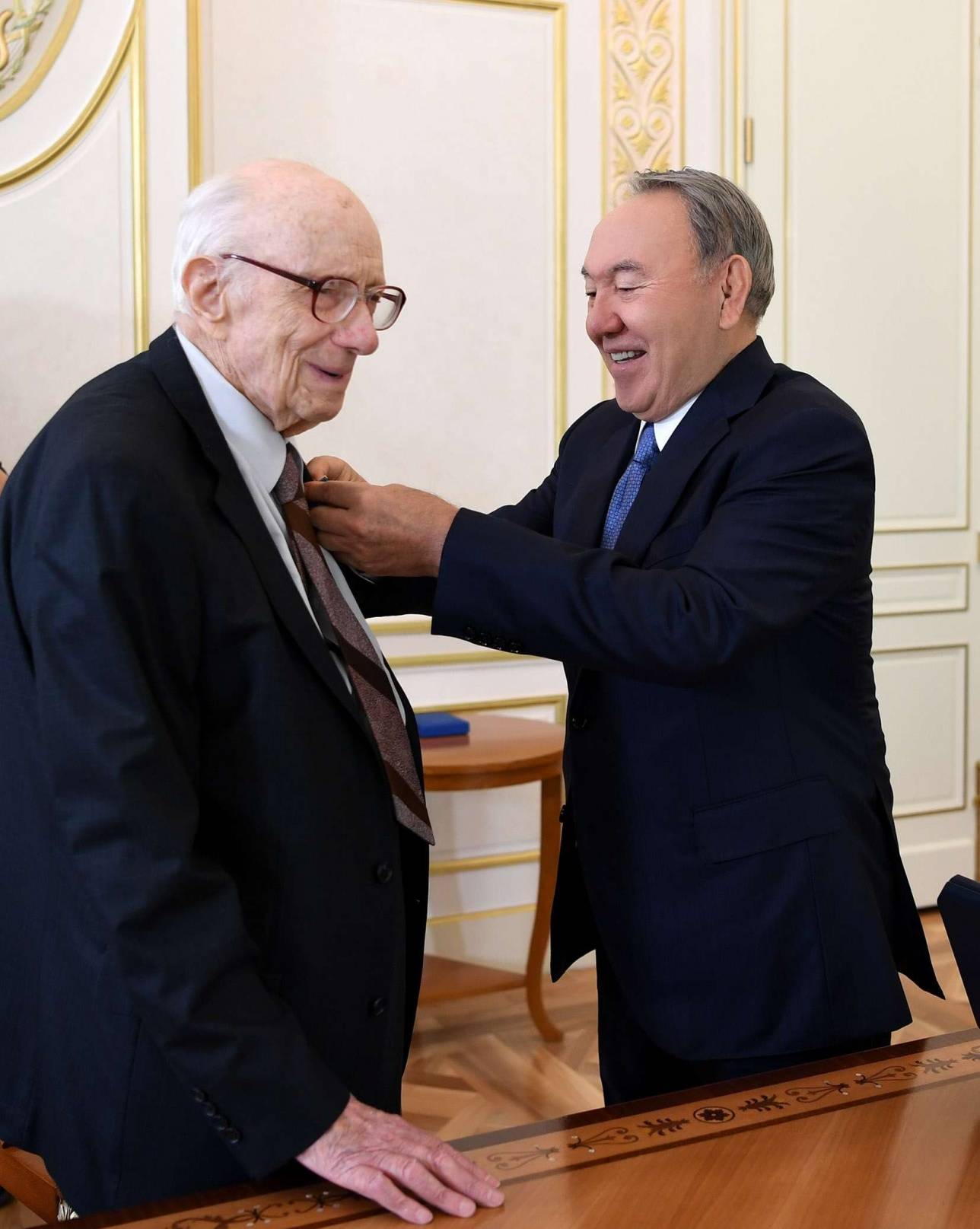 Назарбаев вручил Юрию Померанцеву высшую степень отличия