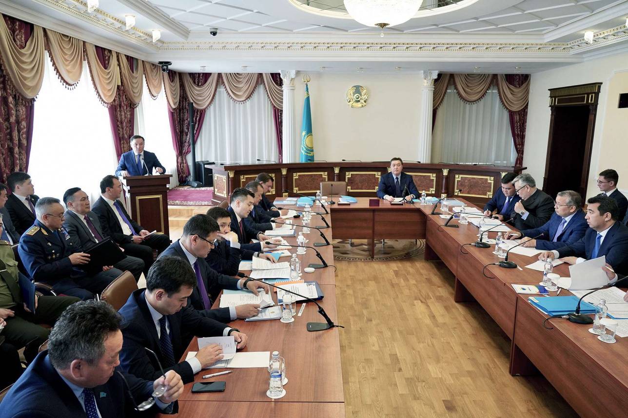 Также он поручил акцентировать внимание на благоустройство и решение проблем окраин городов республиканского значения