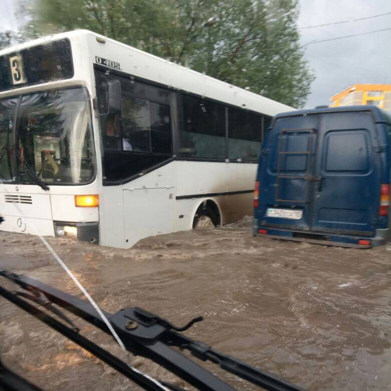 Улицу Карбышева в Костанае затопило после дождя