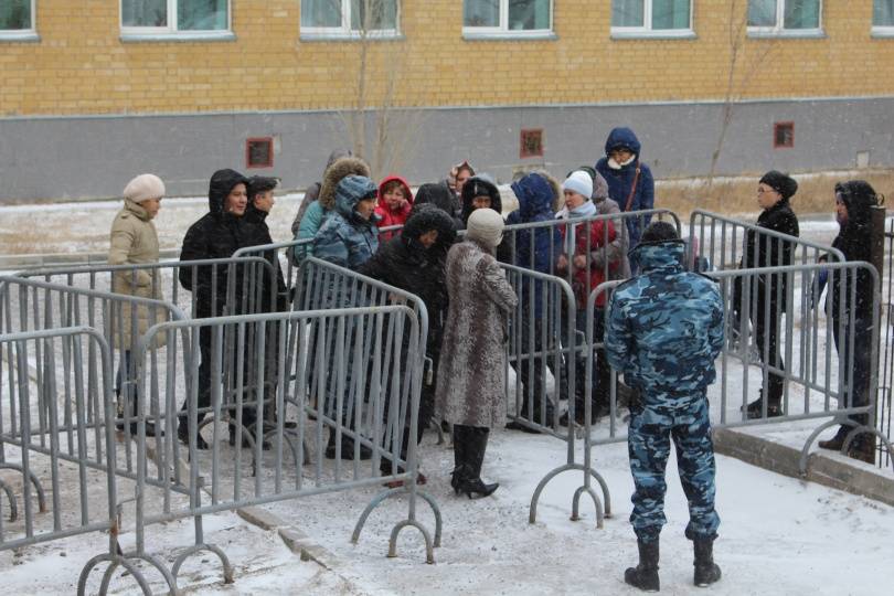 Первые желающие "устроить" ребёнка в детский сад пришли в пункт приёма заявлений за час до его открытия