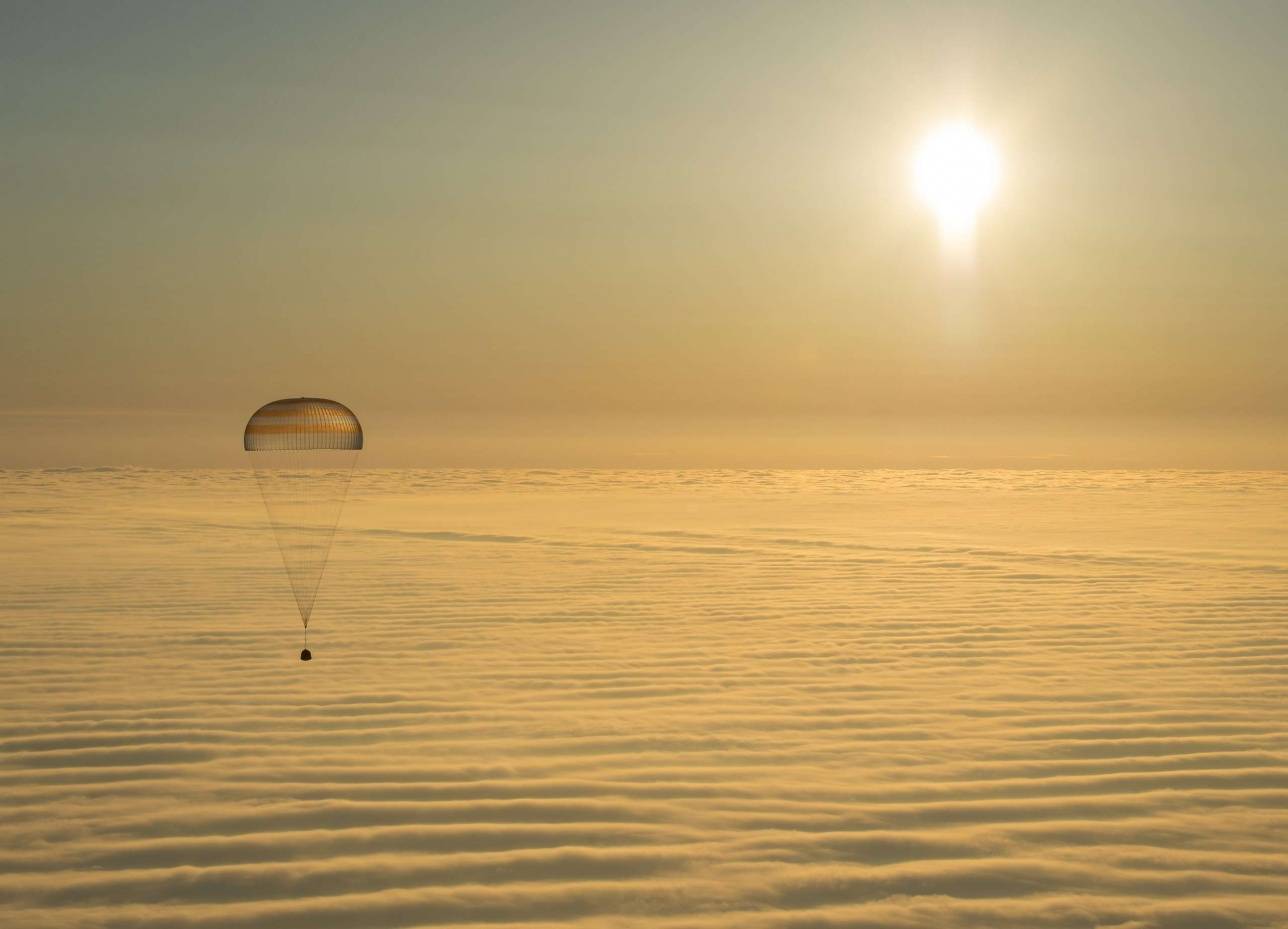 Космонавты вернулись на Землю с МКС