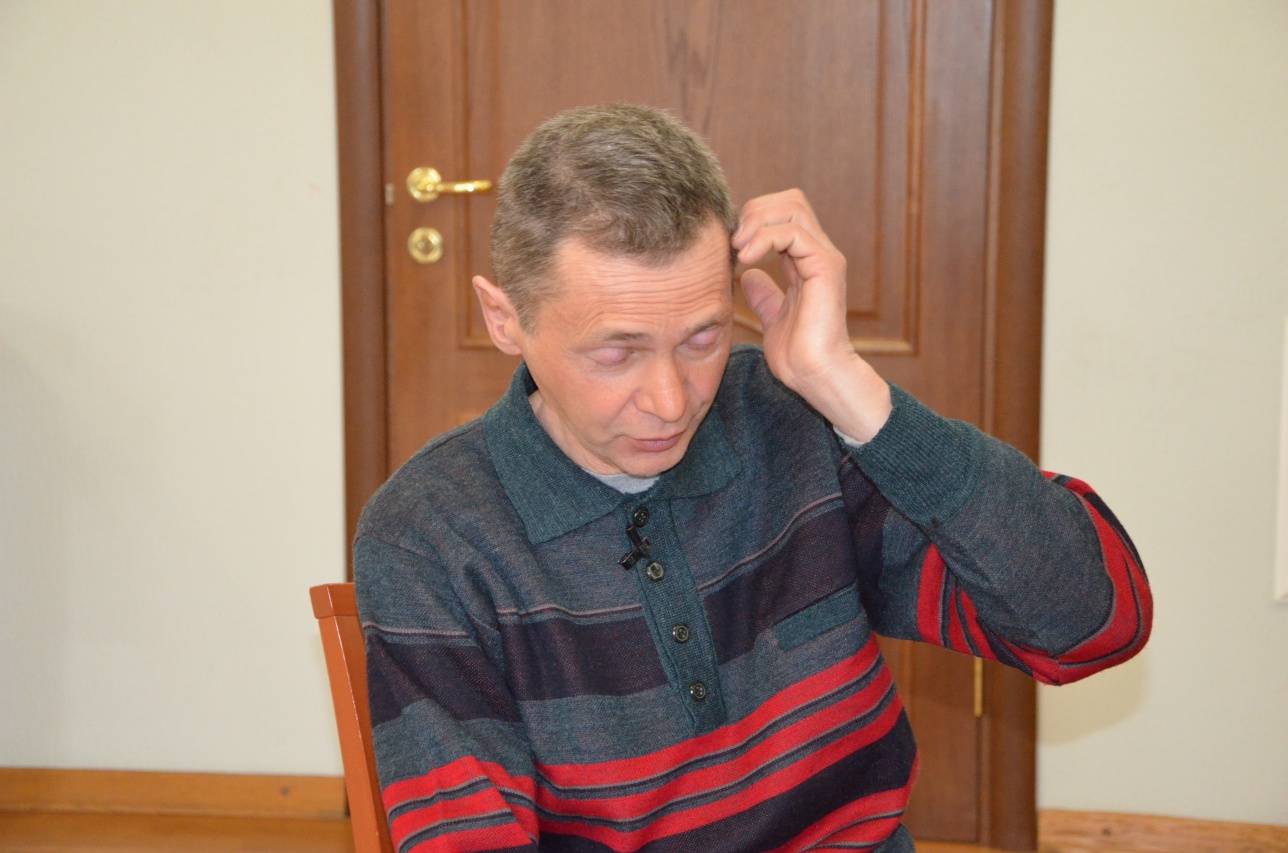 Юрий постоянно прикрывает глаза - вспышки фотоаппаратов слепят и без того слепые глаза