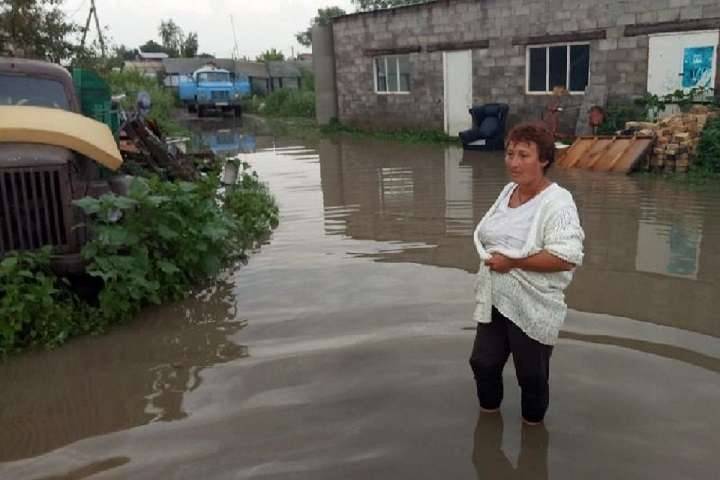 Жильцы подтопленных домов обратились за помощью к коммунальщикам.