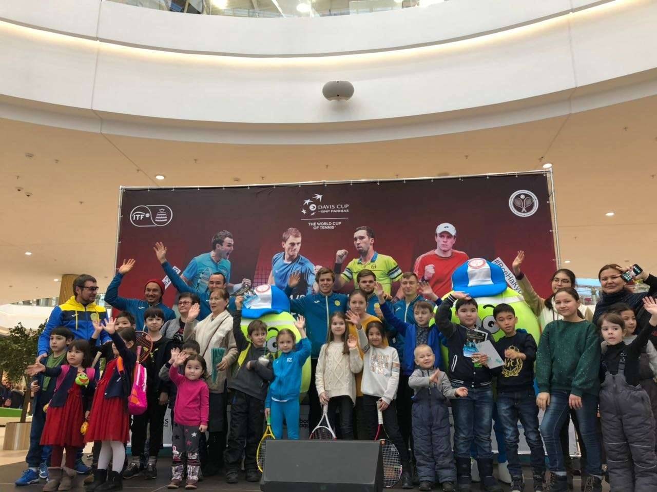 Теннисисты не отказали ребятам в совместной фотосессии