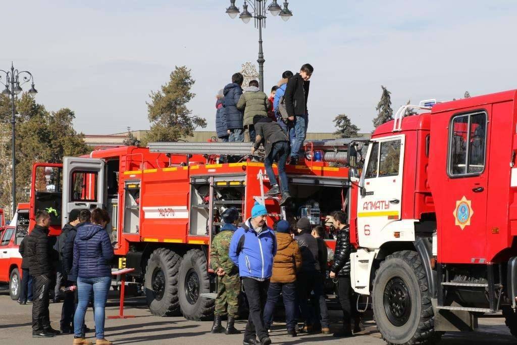 Оказалось немало желающих рассмотреть всё оборудование изнутри и снаружи