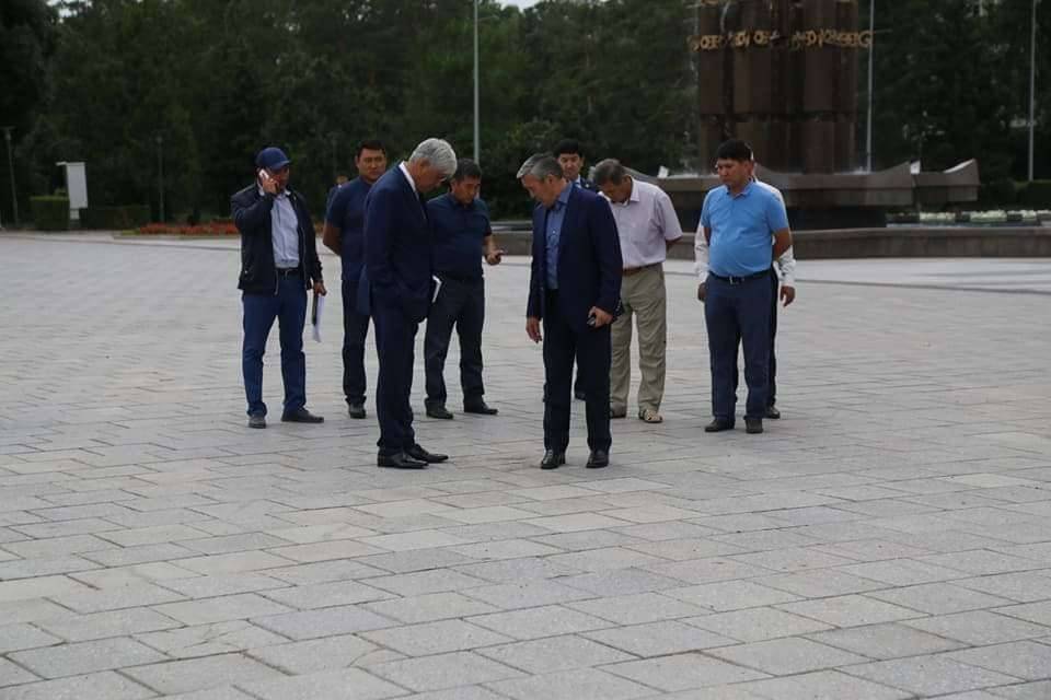 Аким области Баталов и глава города забыла как инспектируют качество брусчатки на главной площади Талдыкоргана в августе 2017 года