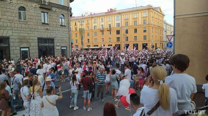 Участники митинга против Лукашенко направились на площадь Независимости