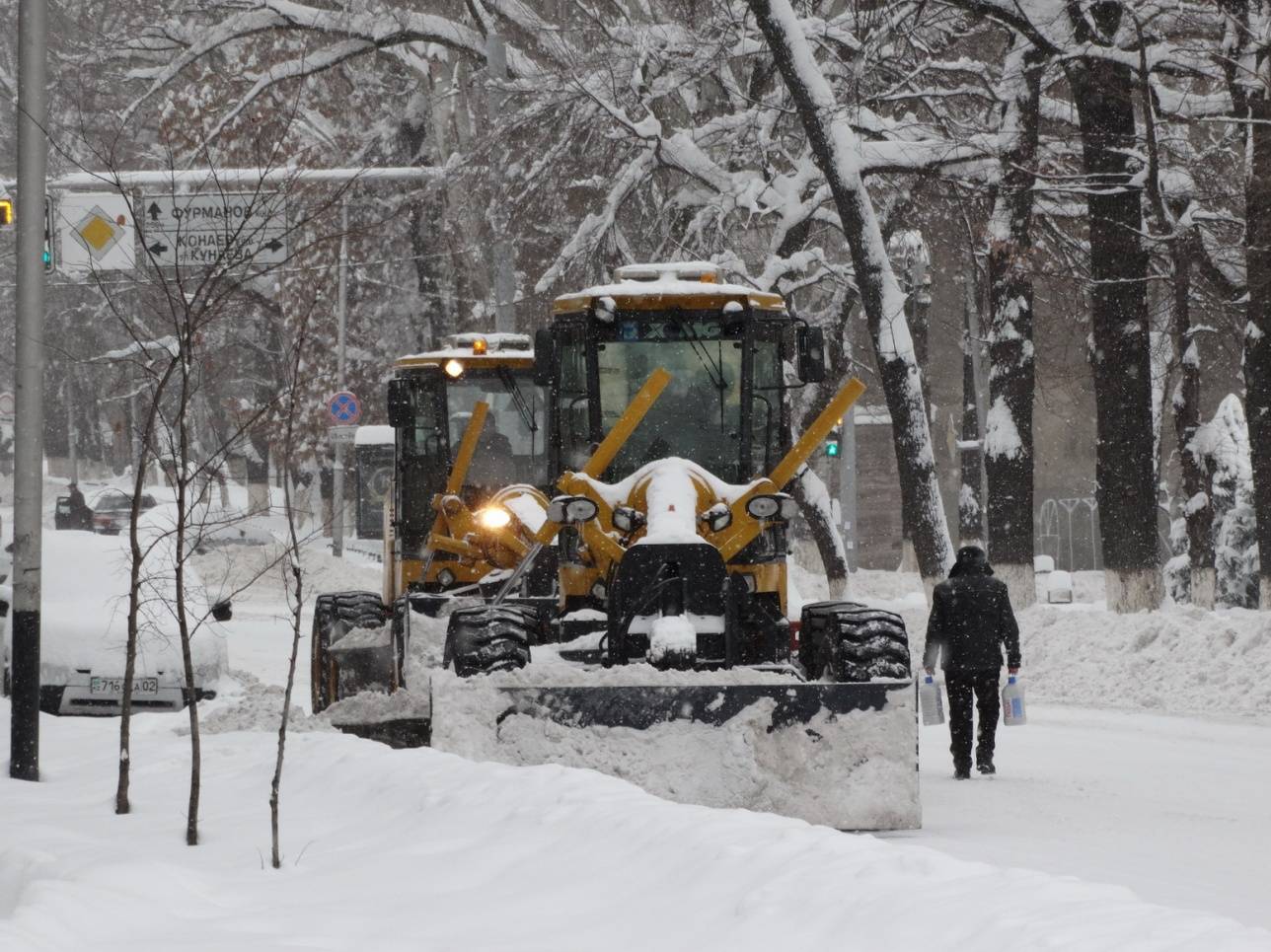 Акимат сообщает о том, что на борьбу с снегом брошено более 600 единиц спецтехники