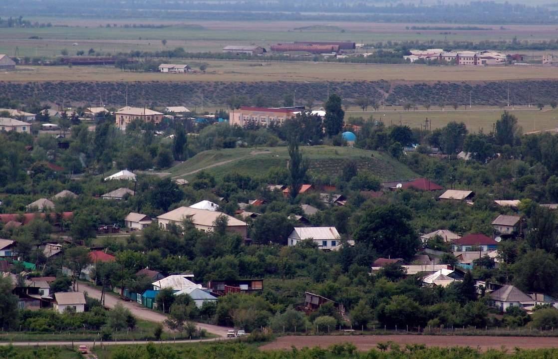 Царский курган посереди села Каракемир