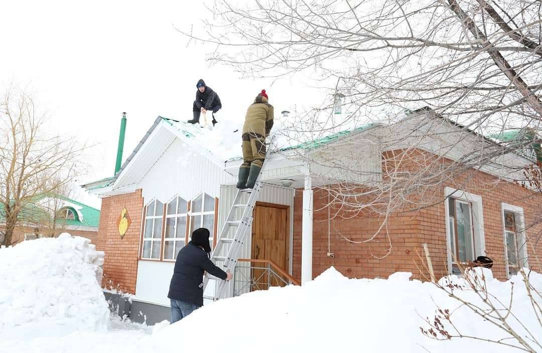 Снега так много, что под его тяжестью может сломаться кровля