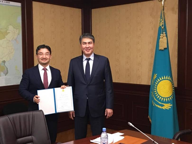 Министр по инвестициям и развитию РК Асет Исекешев вручил Рахиму Ошакбаеву Почетную грамоту.