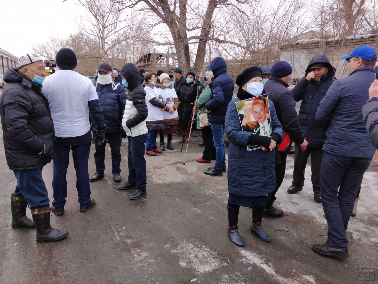 Десятки людей встречали Джакишева у колонии 