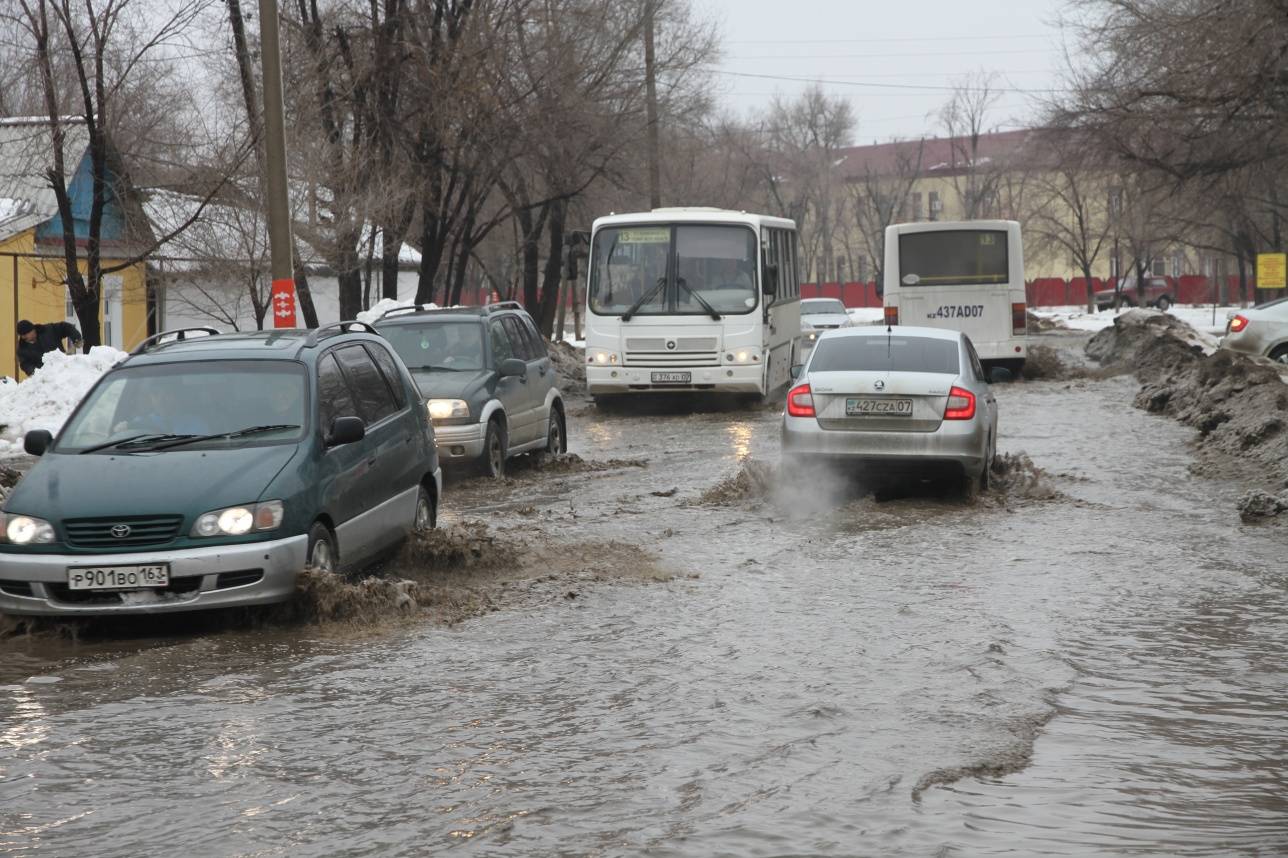 На улицах Уральска потоп