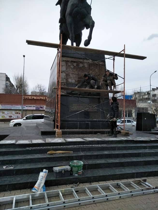 Бөгенбай батырдың ескерткішінің тұғырына жөндеу жүргізіліп жатыр