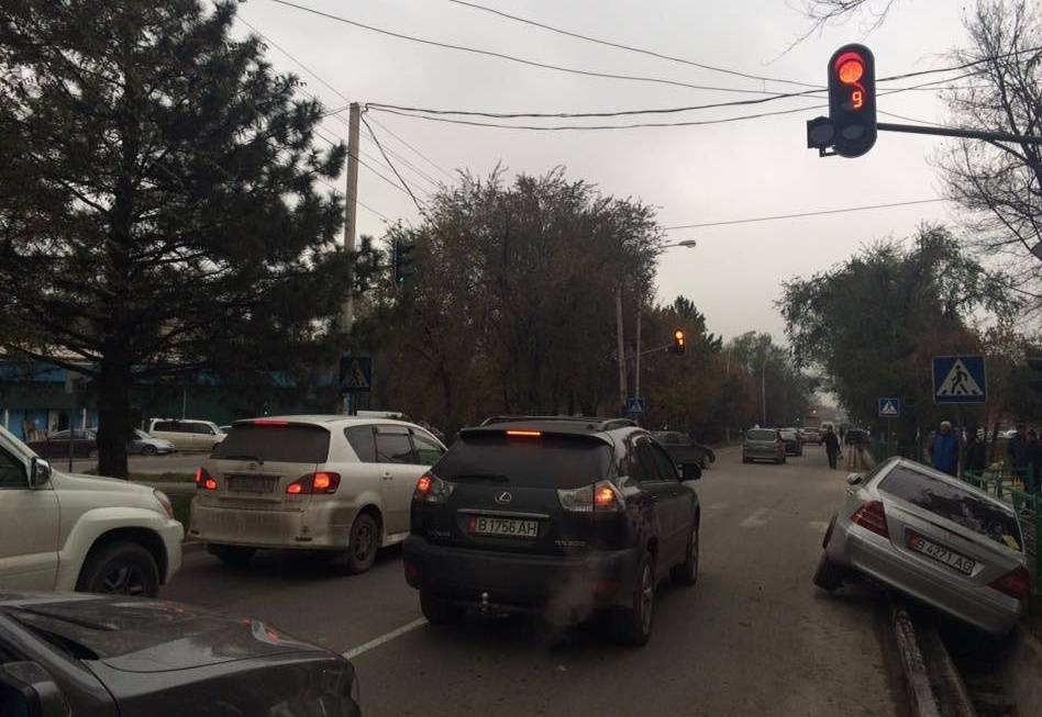 Пытаясь уйти от погони угонщик заехал в арык