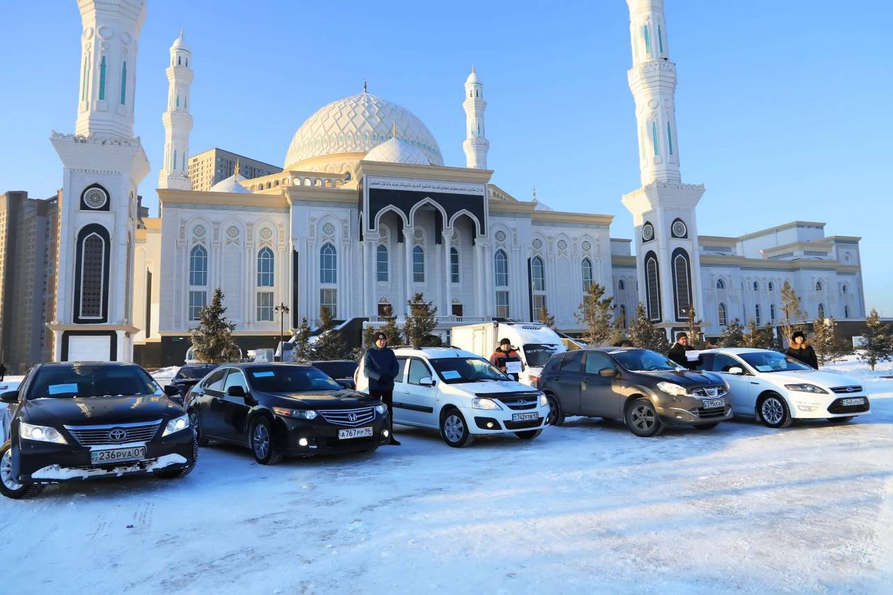 Прихожане и сотрудники мечети "Нұр Астана" бесплатно подвозят горожан