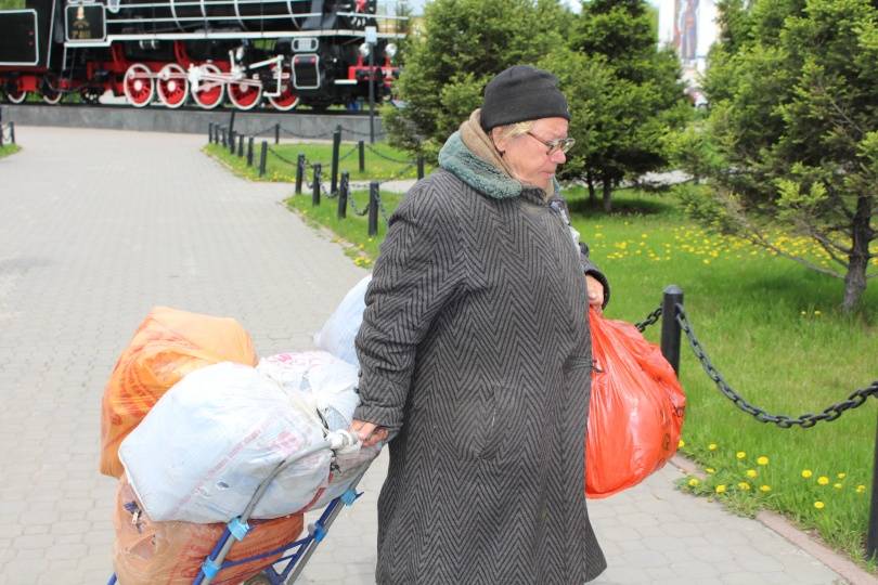 Бабушка Галя с нехитрым скрабом отправилась по своим делам 