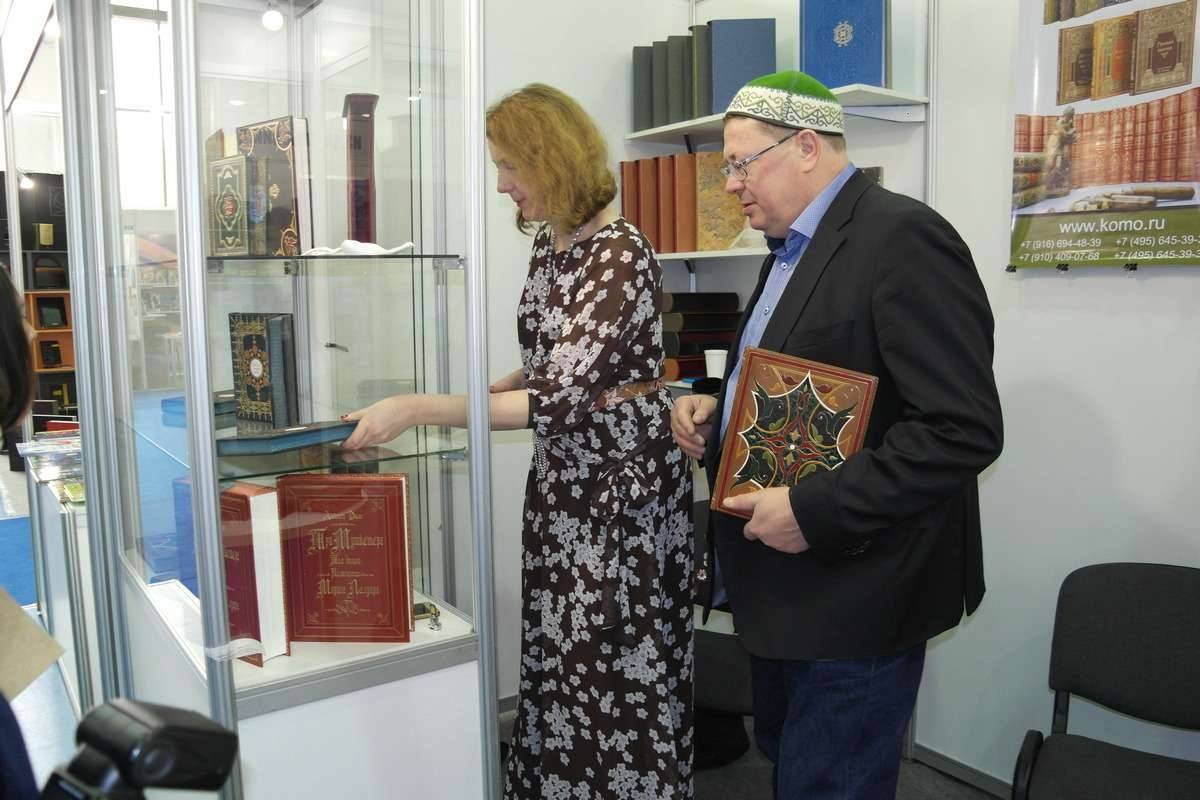 Кожаные книги на выставке "Eurasian Book Fair"