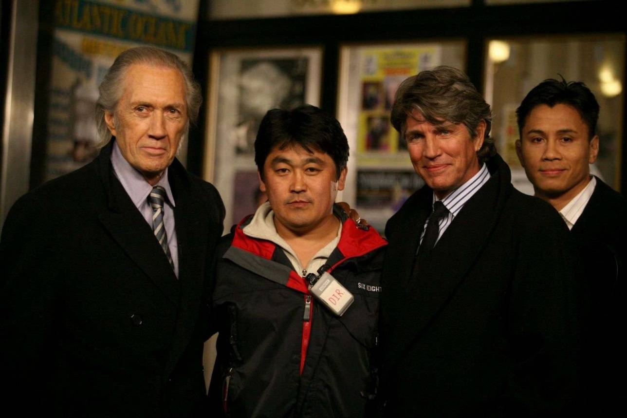 Еркен Ялгашев со звёздами Голливуда.