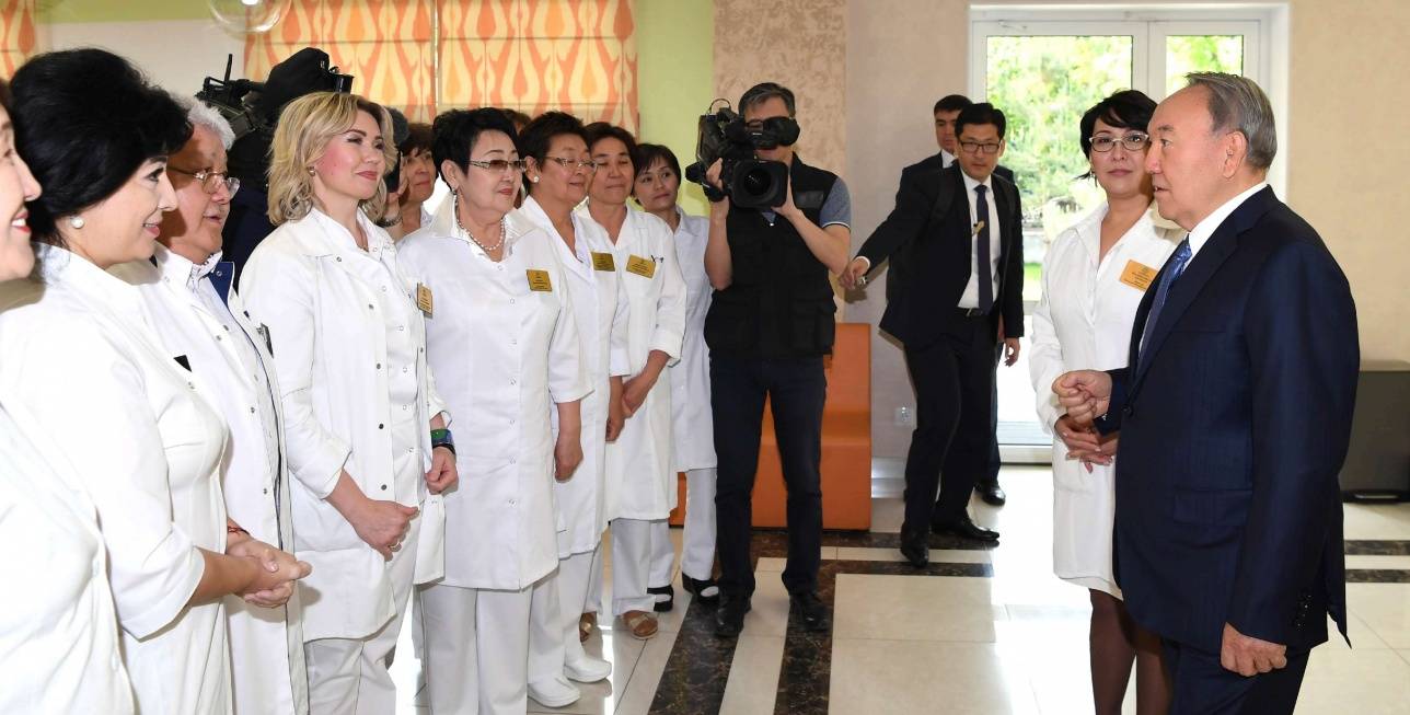 Глава государства посетил медцентр в Алматы