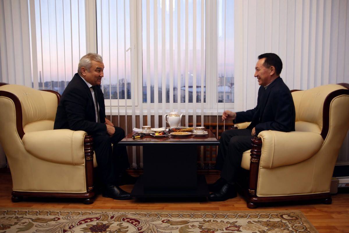 Прежний и нынешний аким обсудили проблемы Семея за чашкой чая 