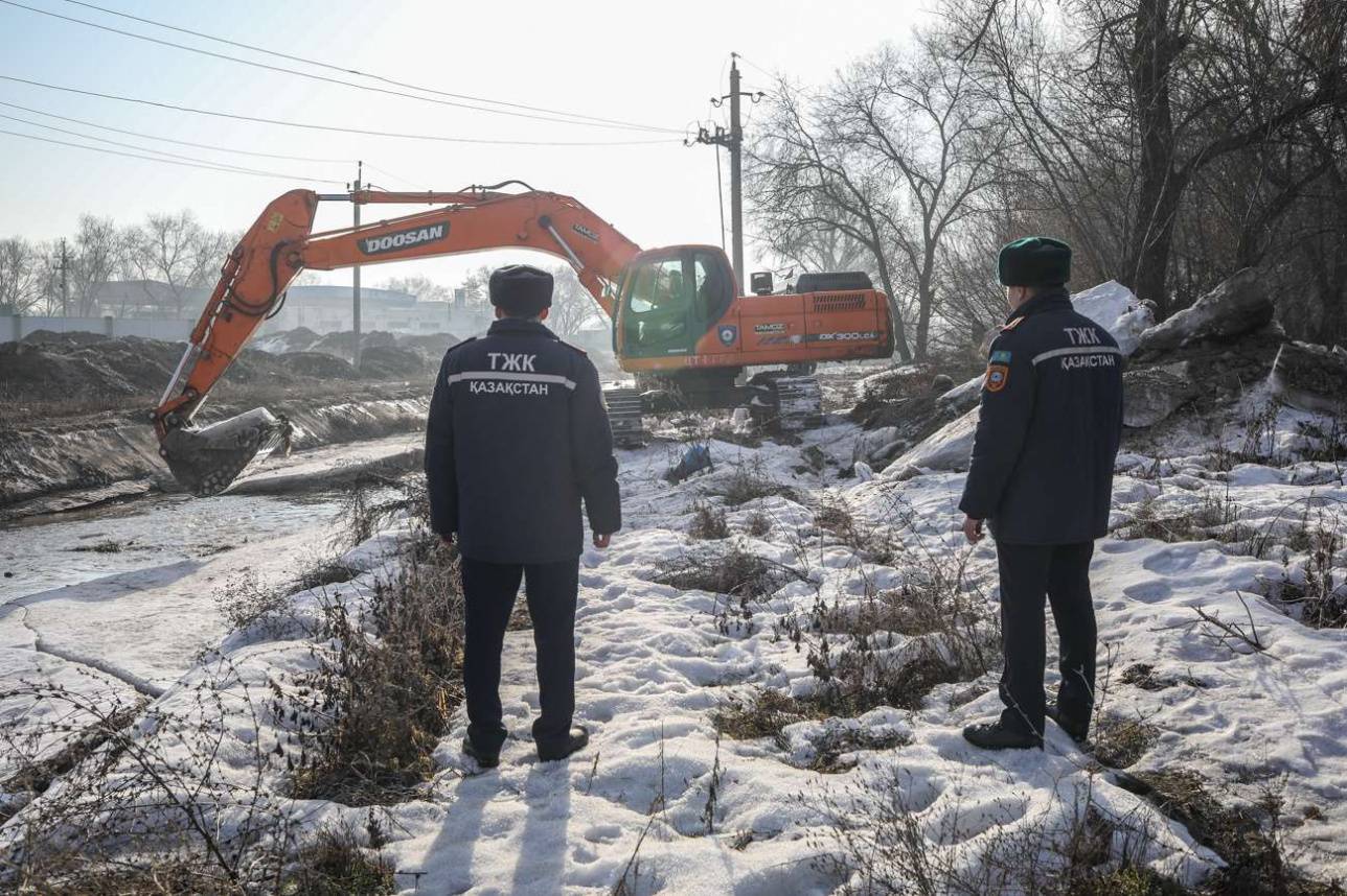 Экскаватор пробивает заторы