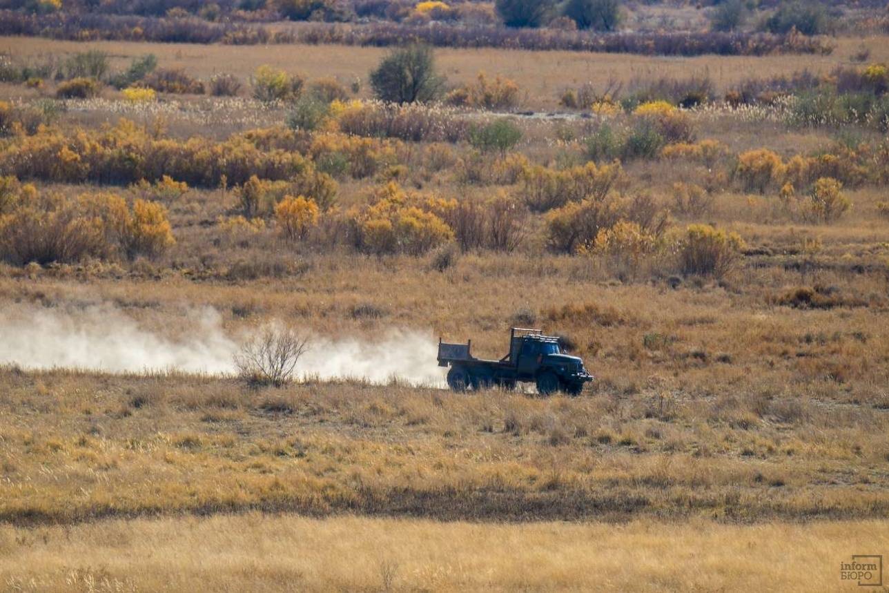 Через некоторое время грузовик появляется вновь, но он уже пустой