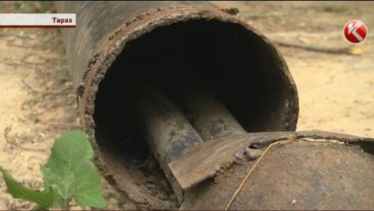 Труба, в которой был проложен кабель с нарушением изоляции