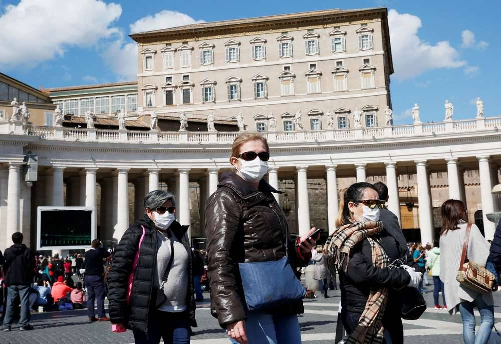 На площади собрались несколько сотен человек. Обычно здесь собираются несколько тысяч